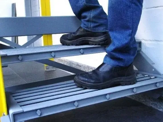 Degraus Pultrudados GP38 Degraus Pultrudados GP38